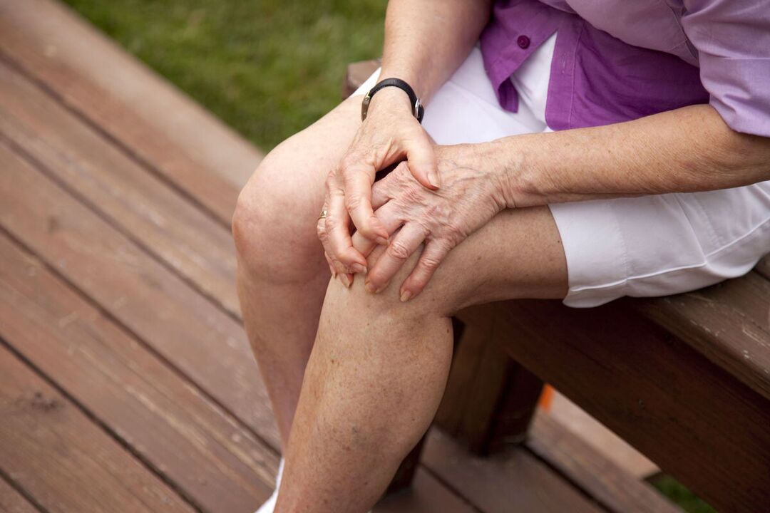 Pain in the knee joints can be a symptom of rheumatic diseases